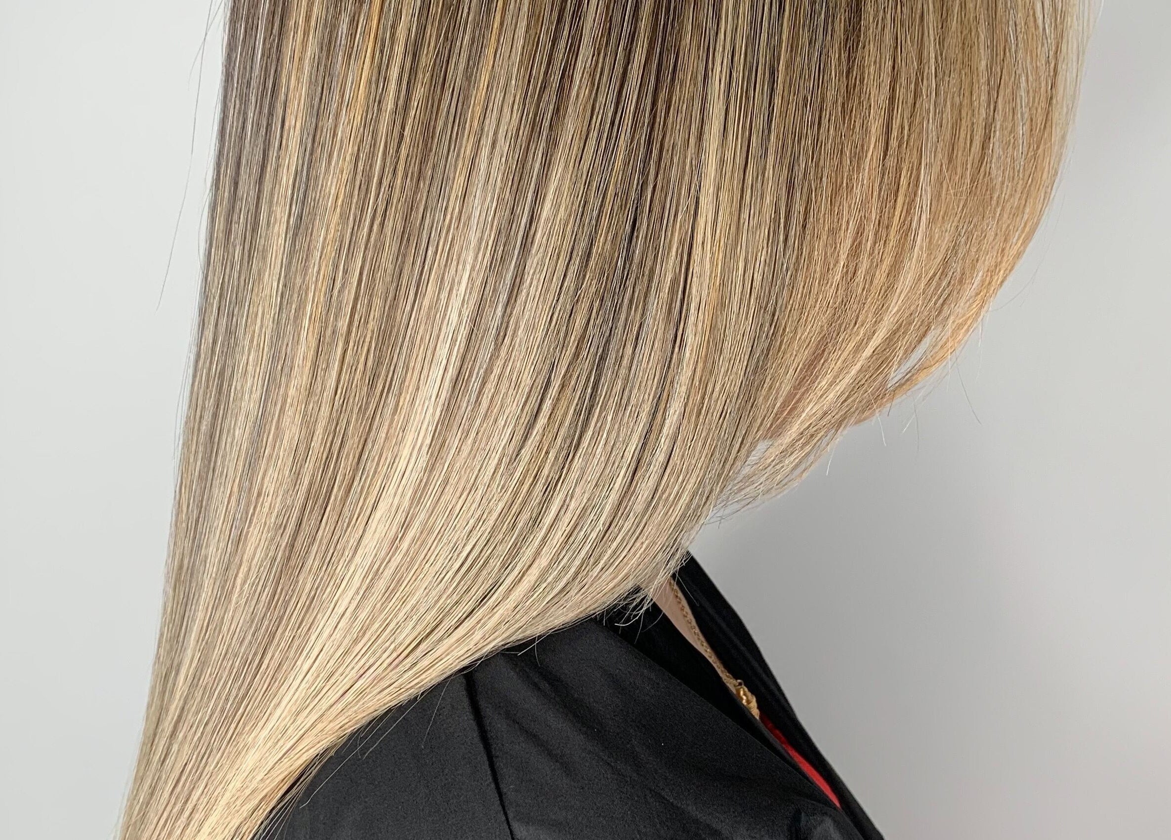 Cabello rubio liso y brillante en Capilarium Los Pueblos, Panamá, Provincia De Panamá, PA.