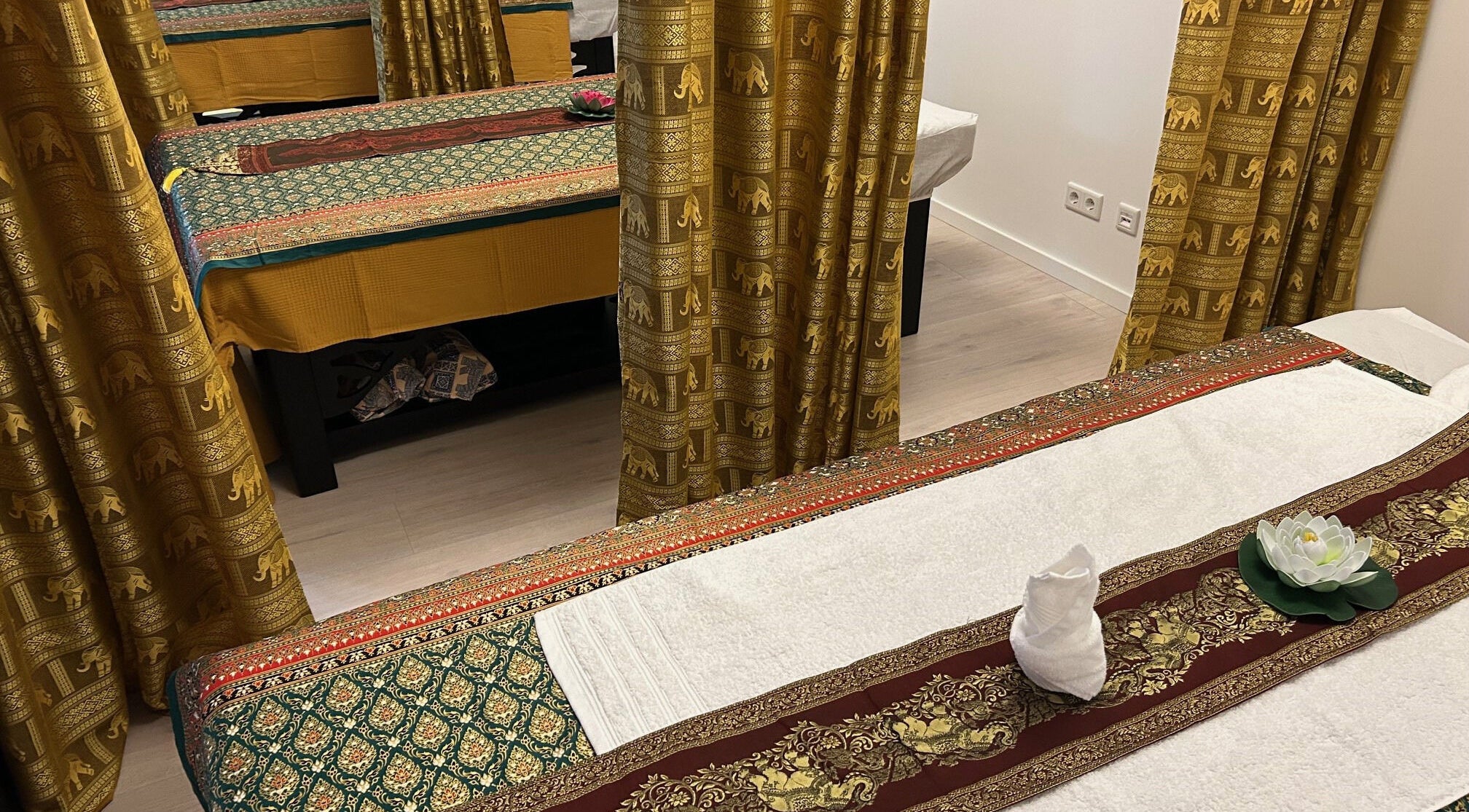 Wohlfühlbereich bei Chang Thai Massage & Spa in Willich, Nordrhein-westfalen, DE, dekoriert mit luxuriösen Stoffen.