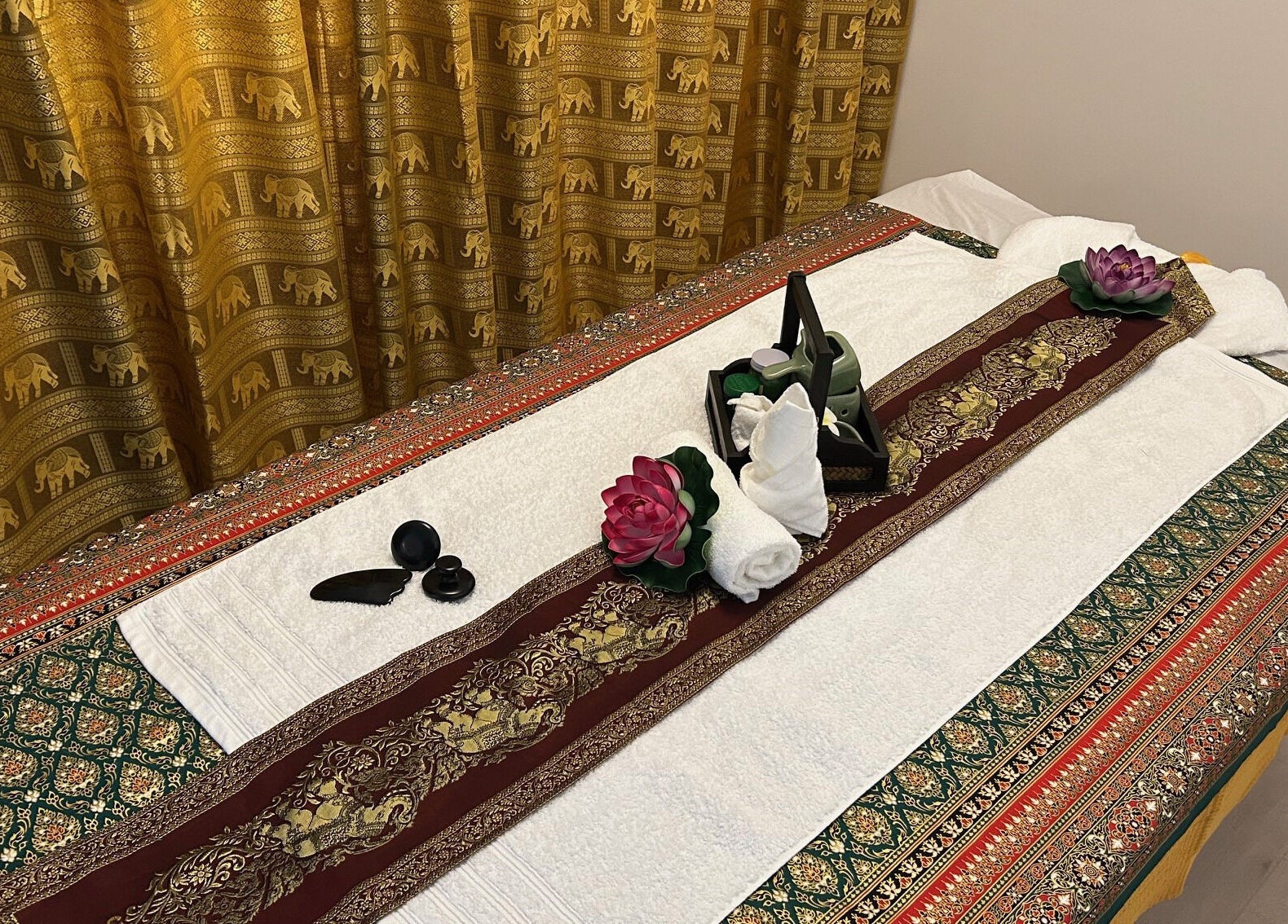 Massagetisch bei Chang Thai Massage & Spa, Willich, Nordrhein-westfalen, DE mit dekorativem Tuch und Lotusblume.