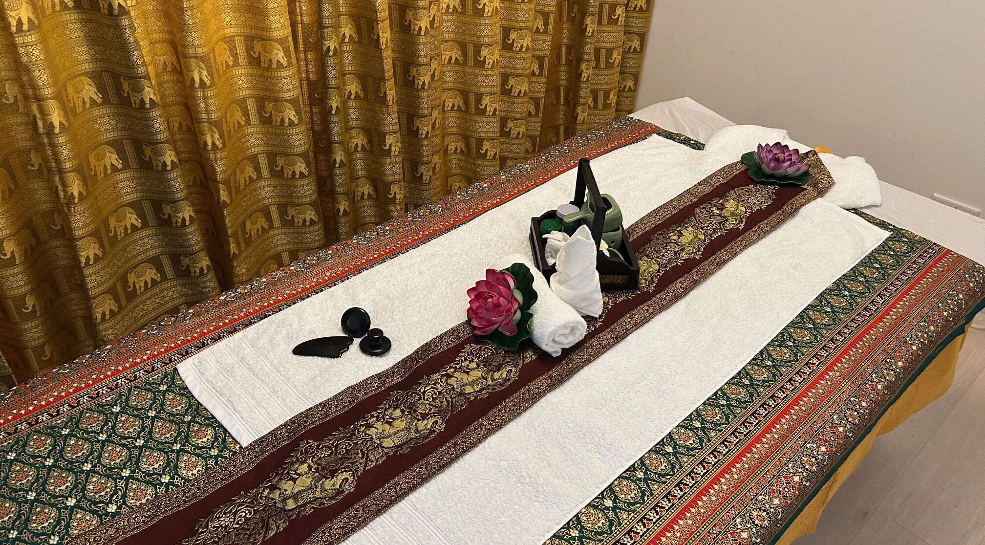Massagetisch bei Chang Thai Massage & Spa, Willich, Nordrhein-westfalen, DE mit dekorativem Tuch und Lotusblume.