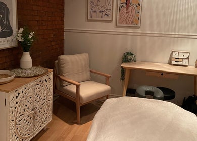 Cozy massage room at Leah Hébert Massothérapie/Massage Therapist in Beauharnois, Québec, CA with elegant decor.
