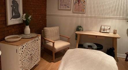 Cozy massage room at Leah Hébert Massothérapie/Massage Therapist in Beauharnois, Québec, CA with elegant decor.