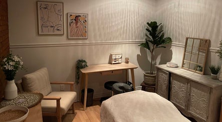 Calm interior of Leah Hébert Massothérapie/Massage Therapist in Beauharnois, Québec, CA with cozy decor.