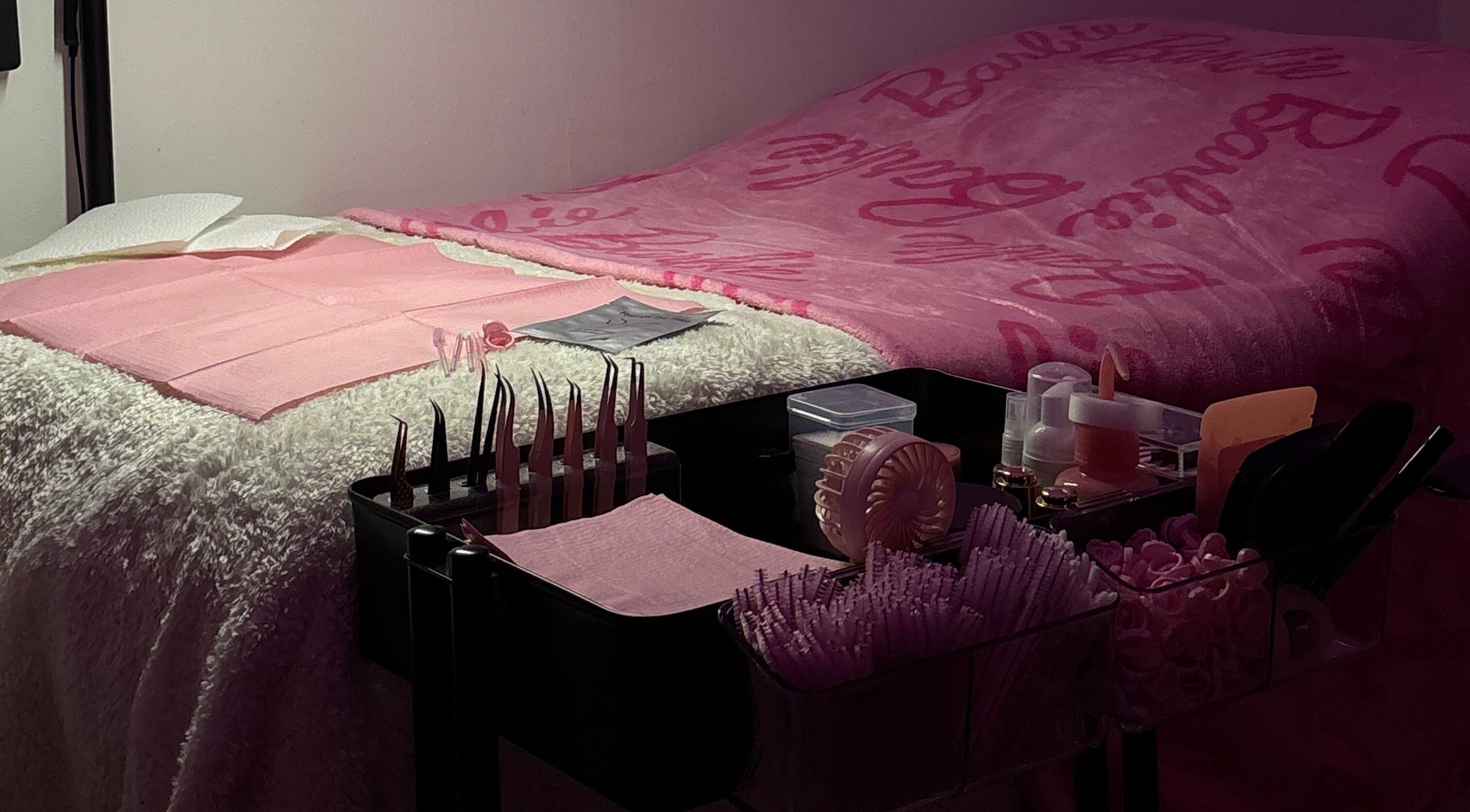 Pink lash setup at Lashes by Rosie in Longueuil, Québec, CA featuring cozy blanket and tools.