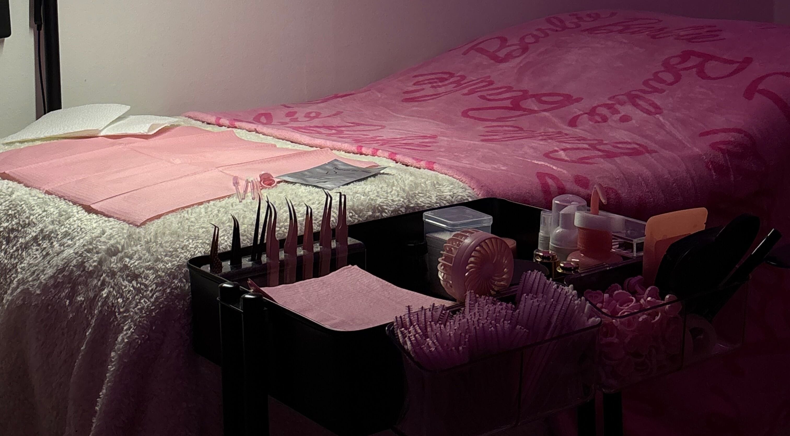 Pink lash setup at Lashes by Rosie in Longueuil, Québec, CA featuring cozy blanket and tools.