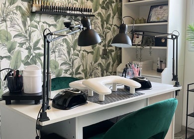 Intérieur élégant du salon Eloïse Beauty & Nails à Saint-thégonnec Loc-eguiner, Bretagne, FR.