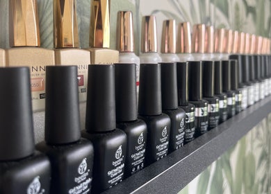 Collection de vernis à ongles chez Eloïse Beauty & Nails, Saint-thégonnec Loc-eguiner, Bretagne, FR.