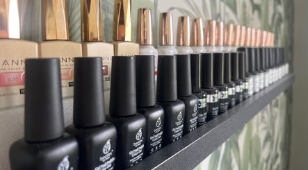 Collection de vernis à ongles chez Eloïse Beauty & Nails, Saint-thégonnec Loc-eguiner, Bretagne, FR.