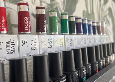 Sélection de vernis à ongles chez Eloïse Beauty & Nails à Saint-thégonnec Loc-eguiner, Bretagne, FR.