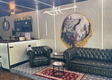 Relax in style at The Wolfs Grooming Lounge Hadley Wood, Barnet, England, GB. Chic sofas and wolf mural ambiance.