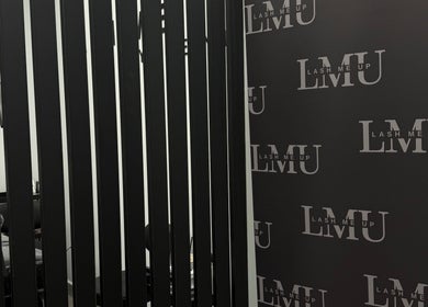 Εσωτερικό χώρου του Lash Me Up στην Καλλιθέα, GR με το λογότυπο στον τοίχο.