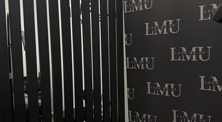 Εσωτερικό χώρου του Lash Me Up στην Καλλιθέα, GR με το λογότυπο στον τοίχο.