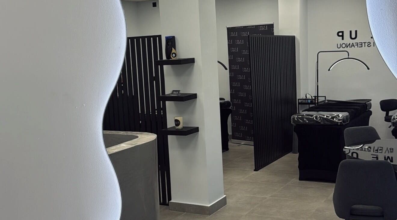 Κομψό εσωτερικό του Lash Me Up στην Καλλιθέα, GR με σύγχρονη διακόσμηση.