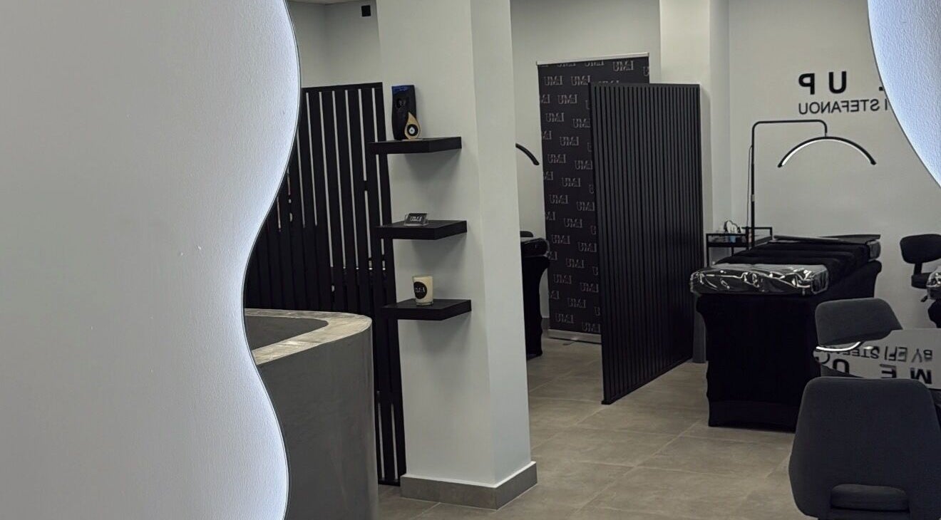 Κομψό εσωτερικό του Lash Me Up στην Καλλιθέα, GR με σύγχρονη διακόσμηση.