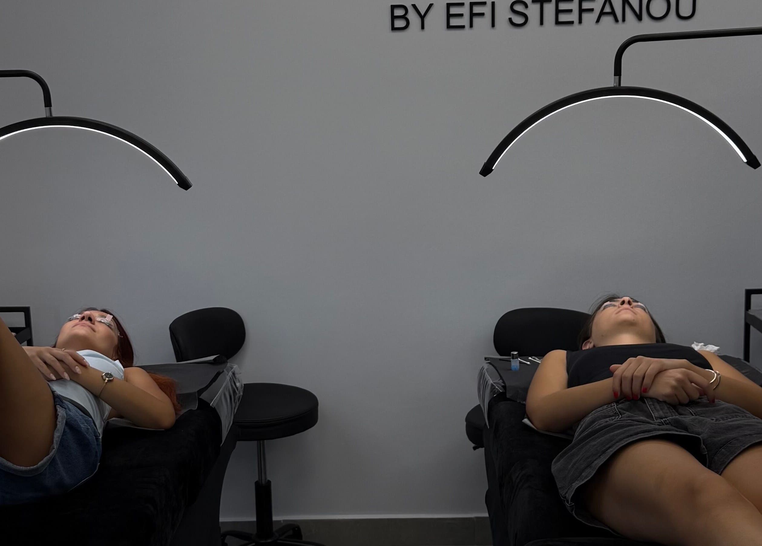 Δύο γυναίκες απολαμβάνουν υπηρεσίες περιποίησης βλεφαρίδων στο Lash Me Up, Καλλιθέα, GR.