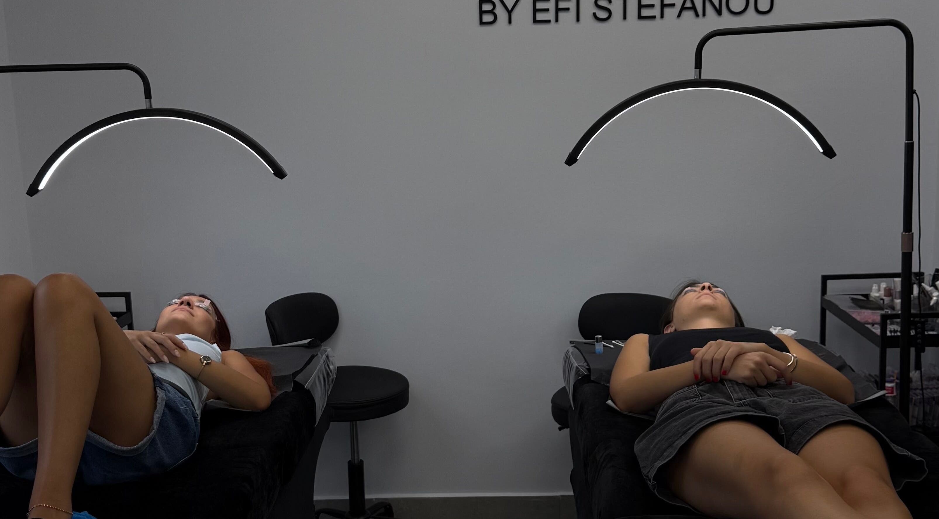 Δύο γυναίκες απολαμβάνουν υπηρεσίες περιποίησης βλεφαρίδων στο Lash Me Up, Καλλιθέα, GR.