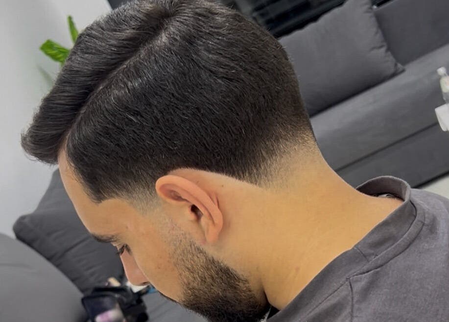 Modern haircut at Ayoub Hair Salon in Tétouan, Tanger-tétouan-al Hoceima, MA. Perfectly styled for contemporary look.