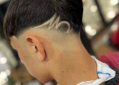 Diseño de cabello en Jangueo Barber, Lanús, Provincia De Buenos Aires, AR. Corte moderno con línea artística.