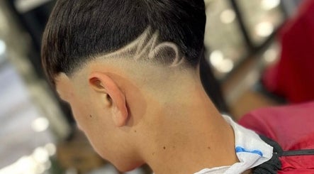 Diseño de cabello en Jangueo Barber, Lanús, Provincia De Buenos Aires, AR. Corte moderno con línea artística.