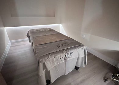 Equinox TCM Wellness Spa 的宁静理疗室，位于加拿大安大略省列治文山。