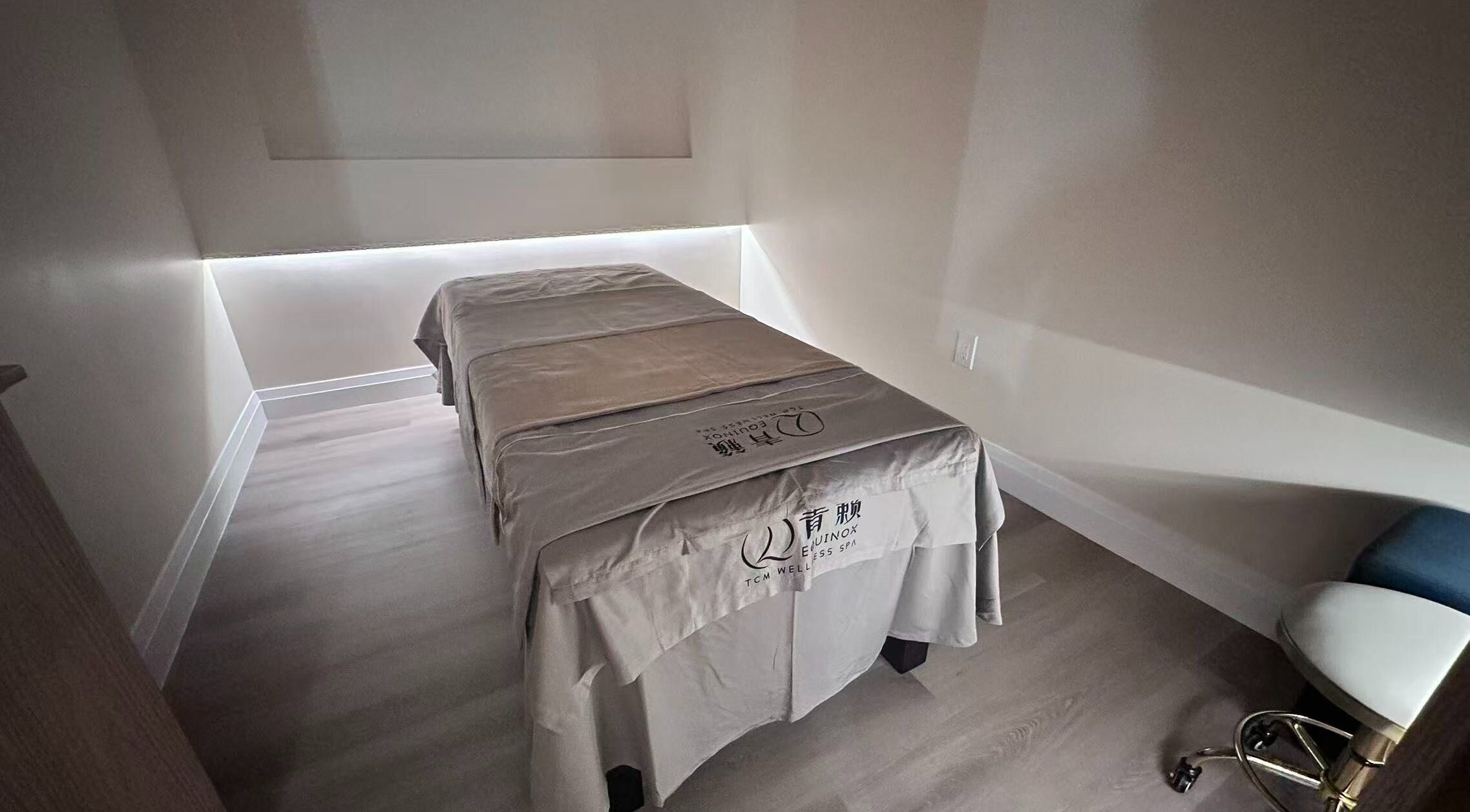 Equinox TCM Wellness Spa 的宁静理疗室，位于加拿大安大略省列治文山。