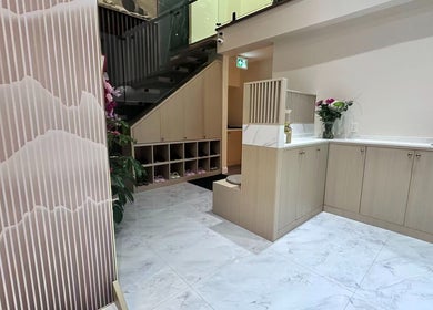 Equinox TCM Wellness Spa 地处 Richmond Hill, Ontario, CA 的现代化入口，温馨大堂设计。