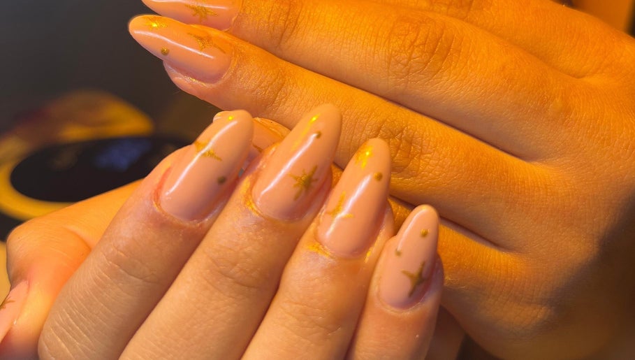 Unhas com esmalte nude decorado por By Mara Beauty em Lousã, Coimbra, PT.