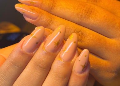 Unhas com esmalte nude decorado por By Mara Beauty em Lousã, Coimbra, PT.