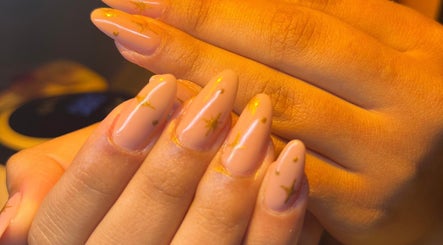 Unhas com esmalte nude decorado por By Mara Beauty em Lousã, Coimbra, PT.