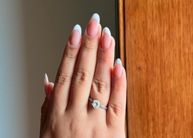 Unhas bem cuidadas com anel elegante por By Mara Beauty, Lousã, Coimbra, PT.