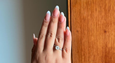 Unhas bem cuidadas com anel elegante por By Mara Beauty, Lousã, Coimbra, PT.