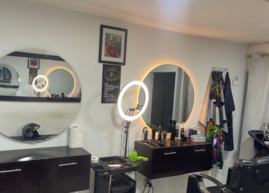 Interior moderno de Aguilar barber shop en Cali, Valle Del Cauca, CO, con espejos y herramientas de peluquería.