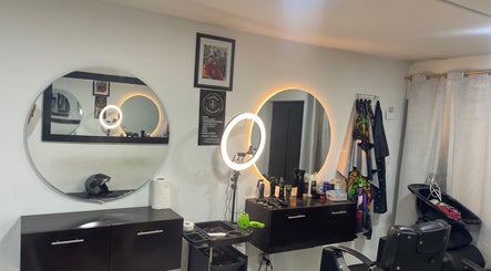 Interior moderno de Aguilar barber shop en Cali, Valle Del Cauca, CO, con espejos y herramientas de peluquería.