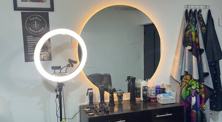 Estación moderna en Aguilar barber shop, Cali, Valle Del Cauca, CO, con espejo redondo iluminado.