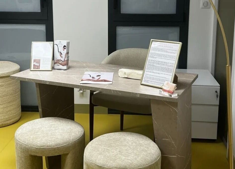 Coin détente élégant chez Centre D'épilation Laser Vitrac, Vitrac, Nouvelle-Aquitaine, FR, avec décor moderne.