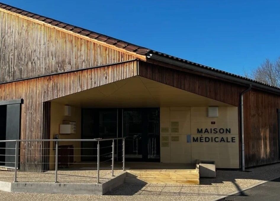 Centre D’épilation Laser Vitrac à Vitrac, Nouvelle-Aquitaine, FR, façade élégante en bois naturel.
