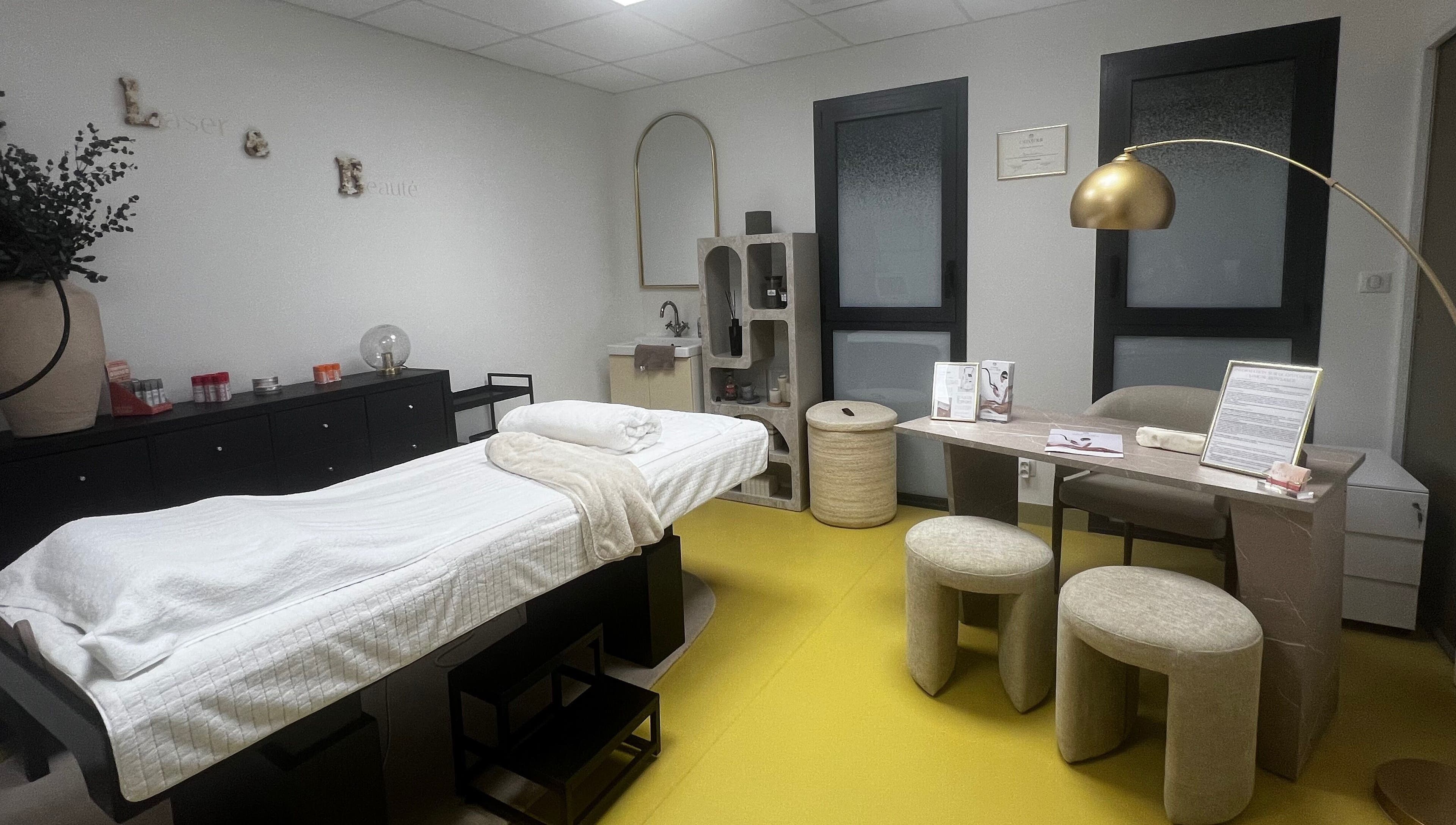Salle de soins moderne au Centre D’épilation Laser Vitrac, Vitrac, Nouvelle-aquitaine, FR.