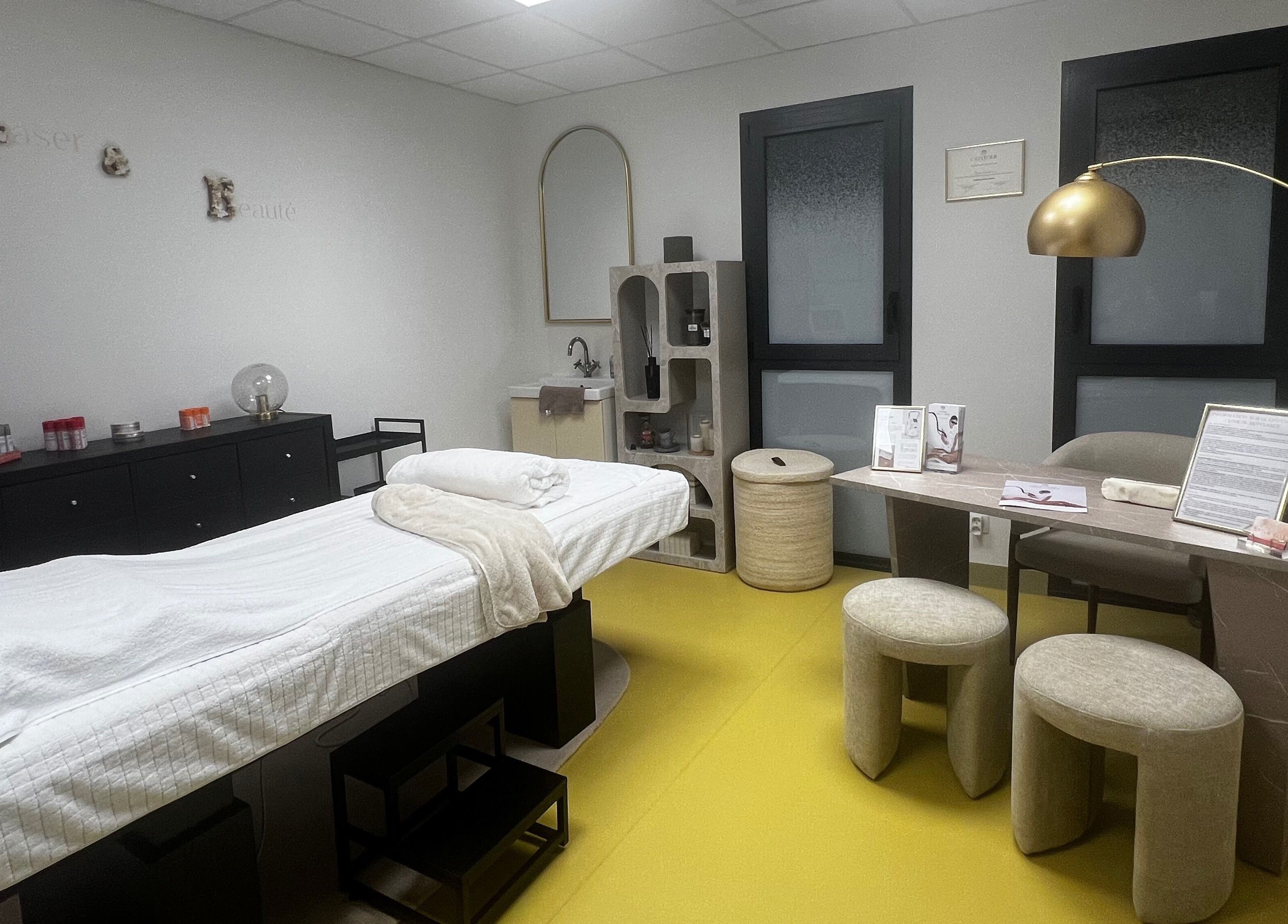 Salle de soins moderne au Centre D’épilation Laser Vitrac, Vitrac, Nouvelle-aquitaine, FR.