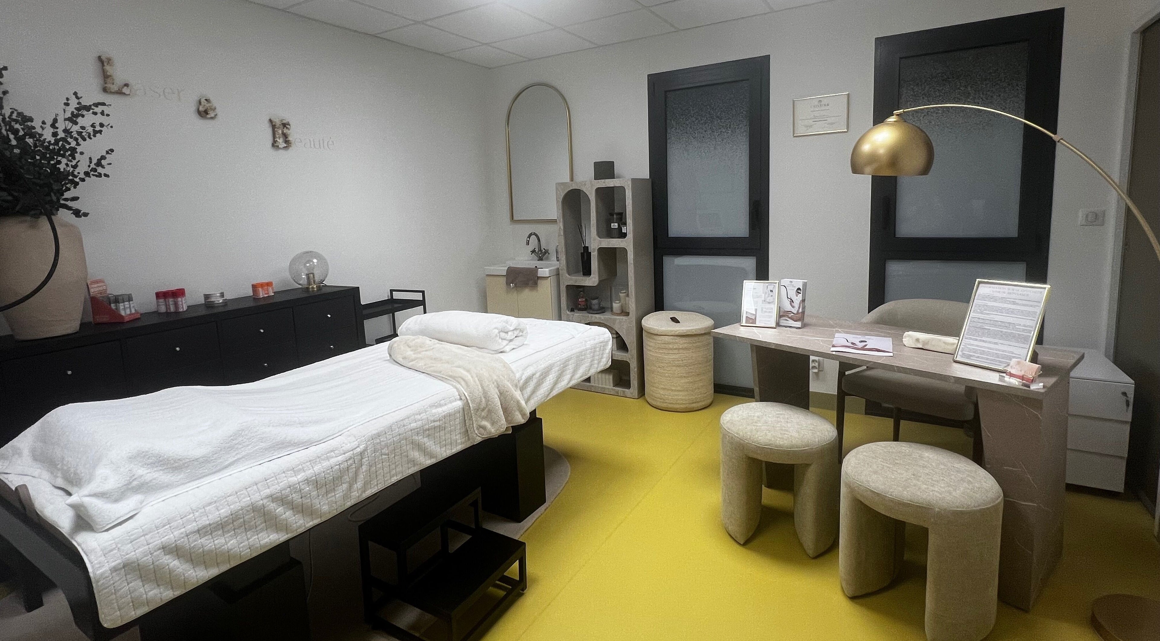Salle de soins moderne au Centre D’épilation Laser Vitrac, Vitrac, Nouvelle-aquitaine, FR.