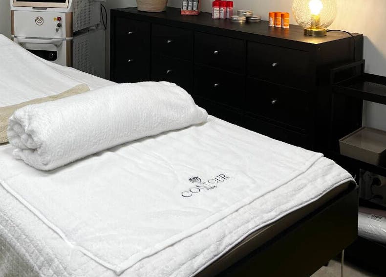 Salle de soin élégante au Centre D’épilation Laser Vitrac, Vitrac, Nouvelle-Aquitaine, FR.