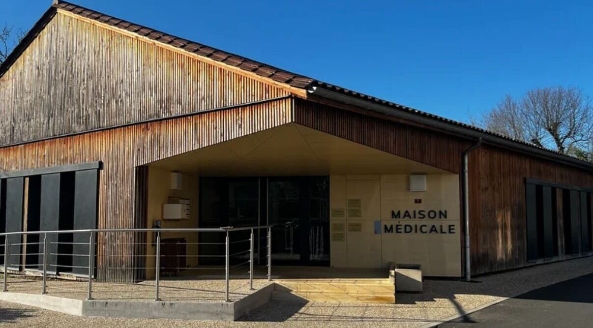 Centre D’épilation Laser Vitrac à Vitrac, Nouvelle-aquitaine, FR, façade moderne en bois sous ciel bleu.