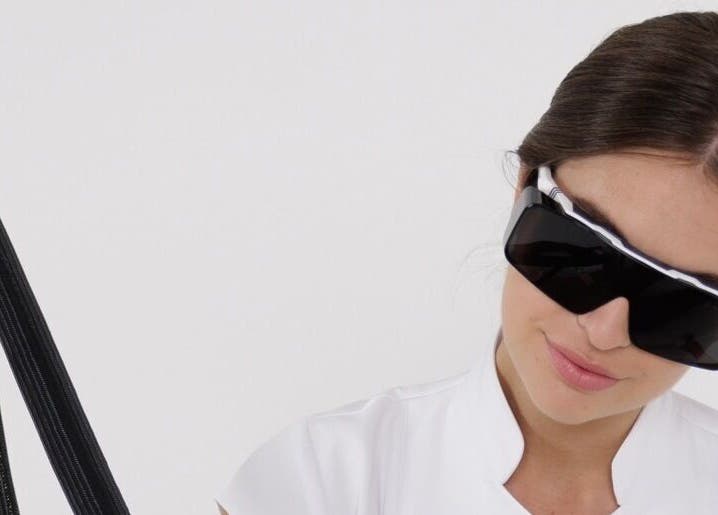 Technicienne utilisant un laser à Centre D’épilation Laser Vitrac, Vitrac, Nouvelle-aquitaine, FR.