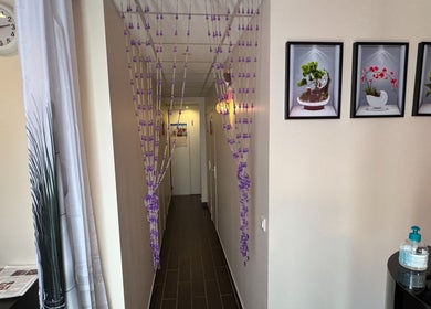 Couloir apaisant de Massage 92100 Boulogne Billancourt ZEN Bien-Etre, décoré de perles violettes, Boulogne-billancourt, Île-de-france, FR.