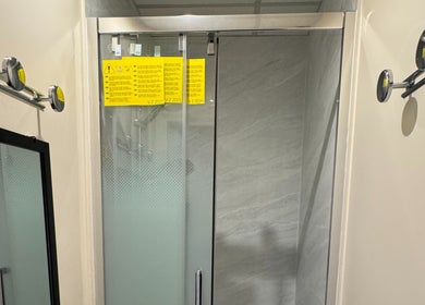 Cabine de douche moderne à Massage 92100 Boulogne Billancourt ZEN Bien-Etre, Boulogne-billancourt, Île-de-france, FR.