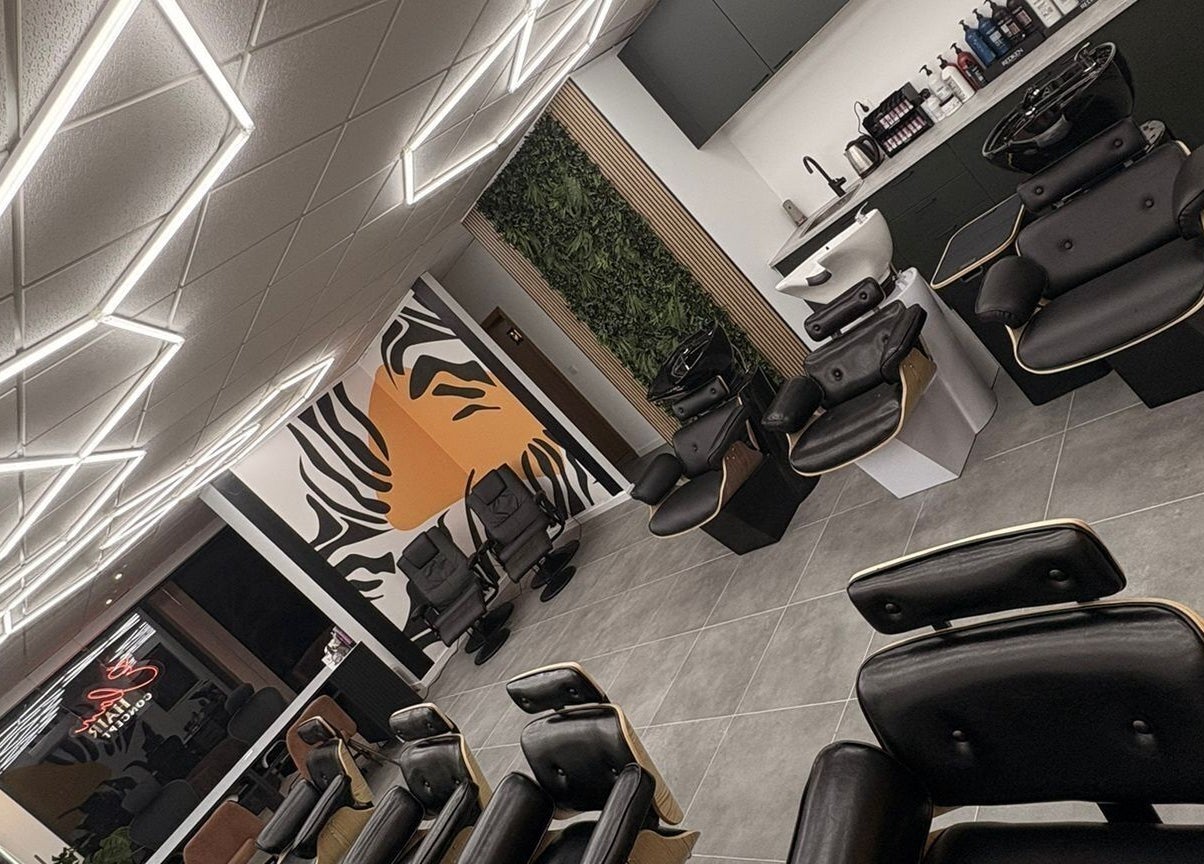 Interior moderno do Élan hair concept em Leiria, Leiria, PT com cadeiras confortáveis e design estiloso.