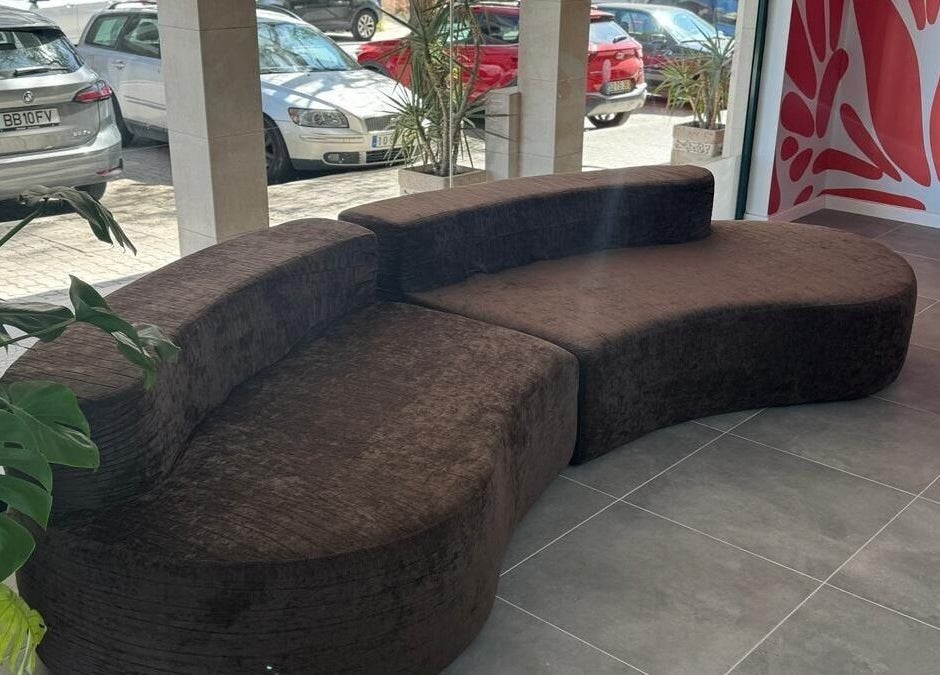 Sofá curvo elegante no Élan hair concept, Leiria, Leiria, PT, com decor moderna.