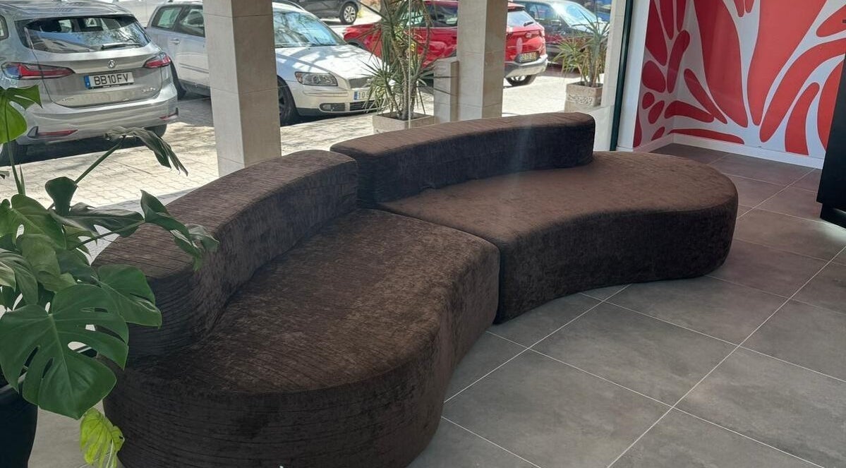 Sofá curvo elegante no Élan hair concept, Leiria, Leiria, PT, com decor moderna.