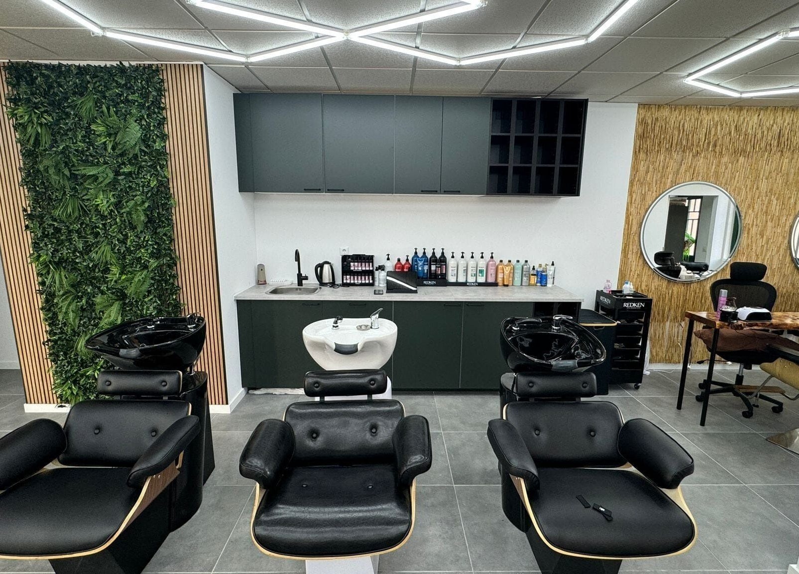 Sala moderna do Élan hair concept em Leiria, Leiria, PT, com cadeiras de lavagem e decoração natural.