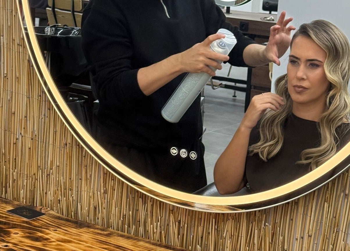 Cabeleireira estilizando cabelo em Élan hair concept, Leiria, Leiria, PT.