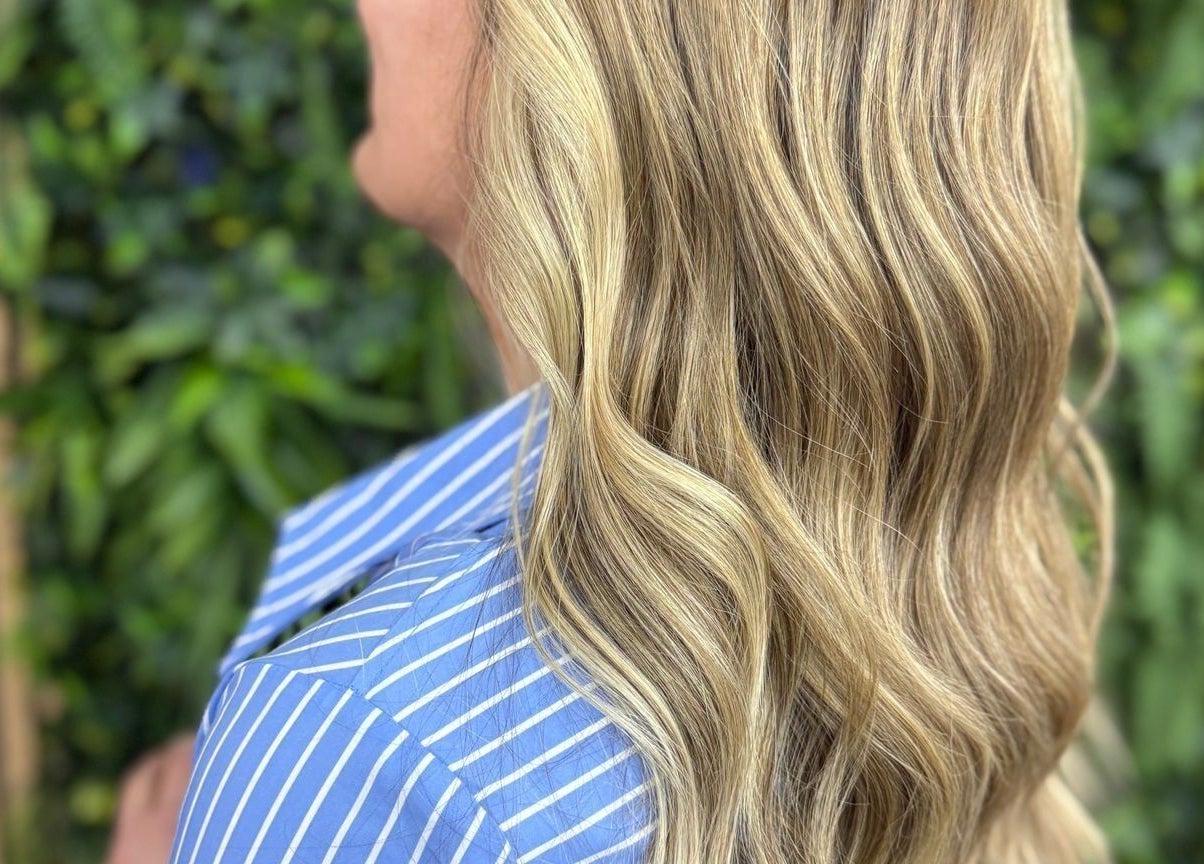 Cabelo loiro ondulado destacado no Élan hair concept, Leiria, Leiria, PT.